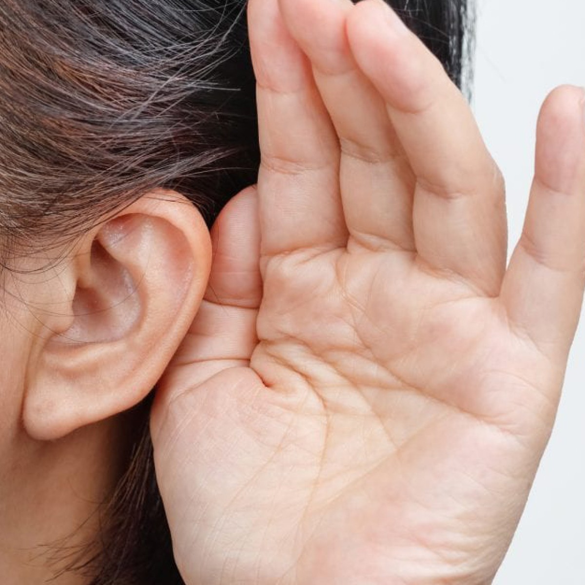 Если присутствует нарушение слуха, то в следствии не полного поступления сигналов в мозг окружающая звуковая картина становится ограниченной, это вызывает не просто проблему со слухом, но и проблему с работой мозга.